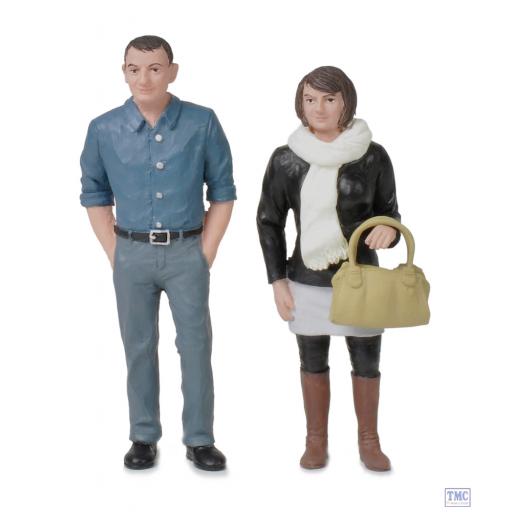 22-178 Standing Couple G Gauge Figures 1:24 Scenecraft