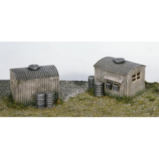 Wills Ss22 Two Lamp Huts With Oil Drums Peco